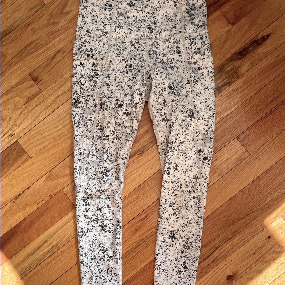 Like new! Athleta salutation stash pocket leggings